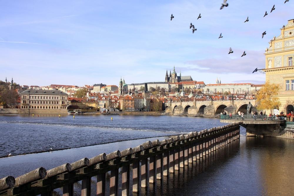 Hotel Moods Charles Bridge Praga Exterior foto